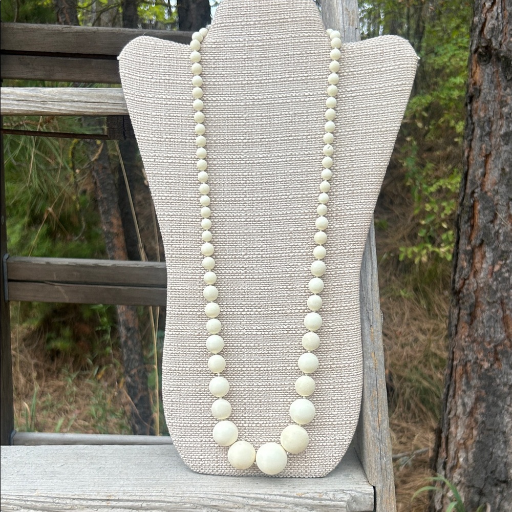 Lucite Cream Graduated Beaded vintage 70’s Necklace